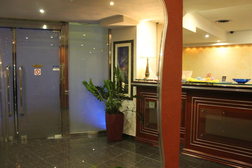 Carol Hotel Pireu Exterior foto